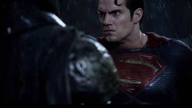 "באטמן נגד סופרמן: שחר הצדק". הנרי קאוויל.