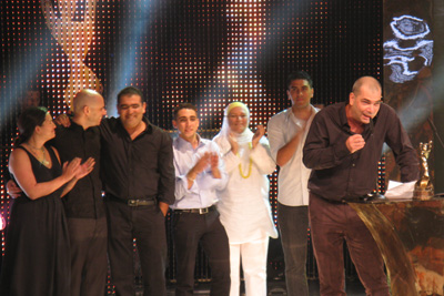 המפיק מוש דנון ומאחוריו קאסט הסרט "עג'מי", בליווי אחד הבמאים, ירון שני (שני משמאל), ברגע הזכיה בפרס הסרט העלילתי הטוב ביותר בפרס אופיר 2009.