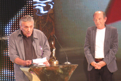 אסי דיין (משמאל) זוכה בפרס אופיר 2009 למפעל חיים, ומימין לו נפתלי אלטר שהעניק לו את הפרס. צילום: אלי שגב.