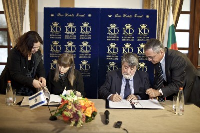 שרת התרבות והספורט של ישראל, לימור לבנת, חותמת על ההסכם עם שר התרבות של בולגריה, וזדי רשידוב.