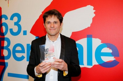 יריב הורוביץ עם הפרס מפסטיבל ברלין 2013.