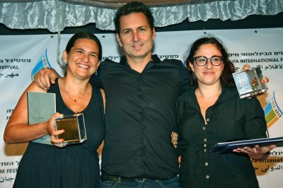 המפיקות אסנת הנדלסמן-קרן וטליה קלינהנדלר עם במאי "בית לחם" יובל אדלר, עם הפרס לסרט הטוב ביותר של פסטיבל חיפה 2013.