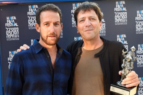 המפיק יואב רועה עם השחקן אורי פפר, עם פרס הסרט הטוב ביותר בפסטיבל חיפה 2017. צילום: גלית רוזן.