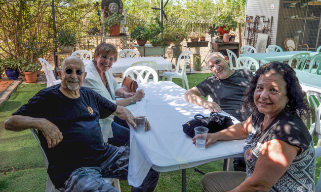 מימין: ציפי סיגורה, המפיק יפתח גבאי ומולו אישתו איה גבאי, מאיר סיגורה. צילום: יוני המנחם.