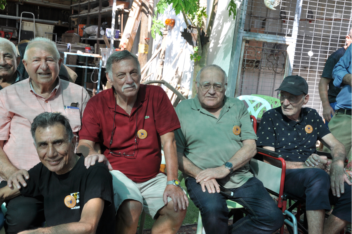 תמונה של אבי קליינברגר עם אברהם לייבמן, דני פרלמן, אדם גרינברג, אפי עג'מי