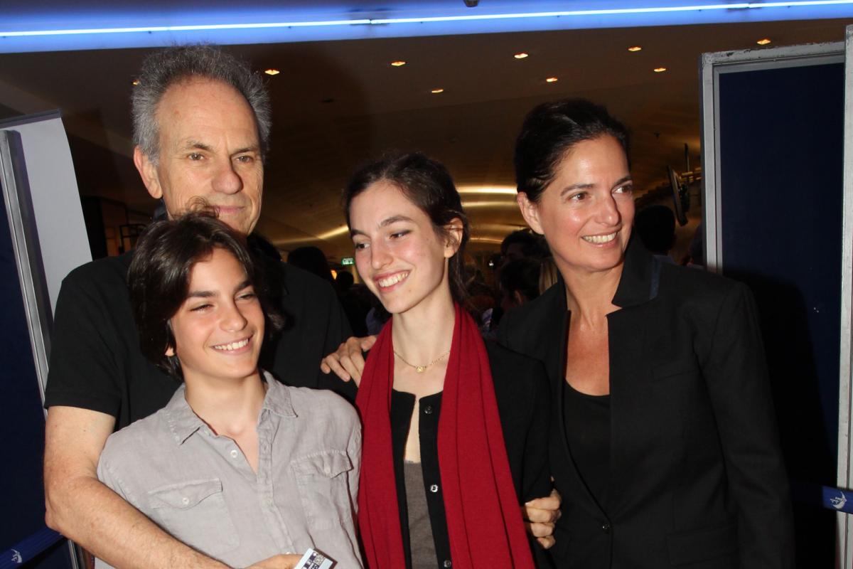 תמונה של ארי נשר עם איריס נשר, תום נשר, אבי נשר מתוך &quot;ילד טוב ירושלים&quot;