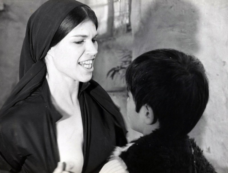 תמונה של גבי אוטרמן עם מיכל בת-אדם מתוך &quot;אני אוהב אותך רוזה&quot;
