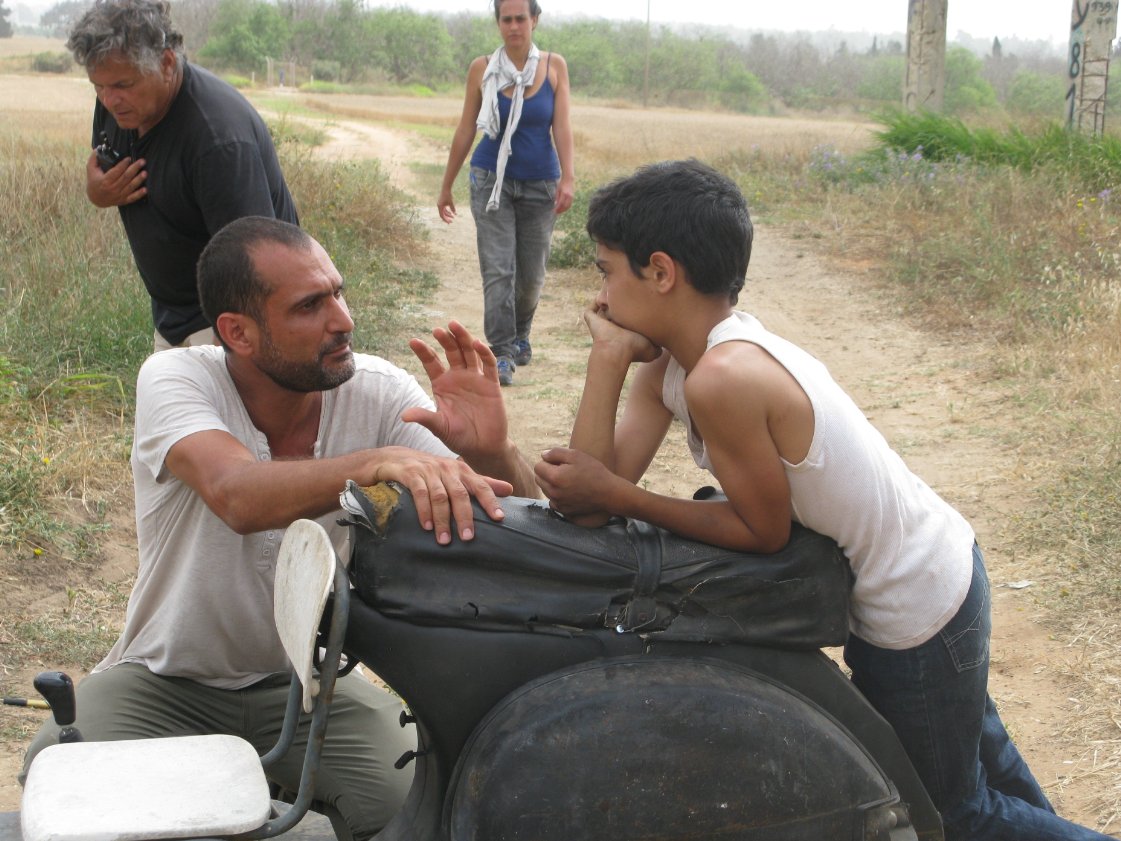 תמונה של נאביד נגאהבאן עם אשר אברהמי, יובל דלשד מתוך &quot;באבא ג'ון&quot;