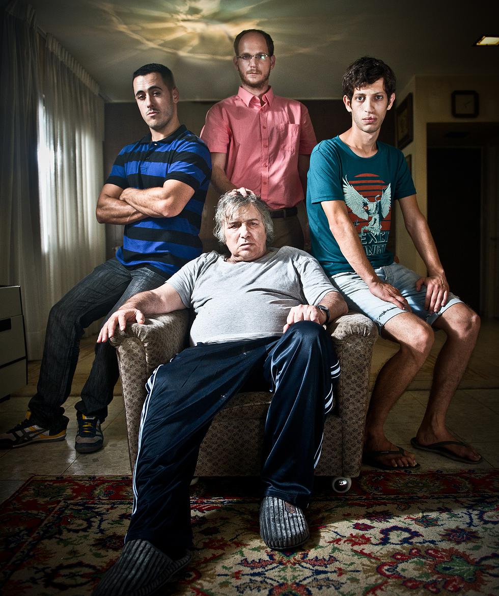 תמונה של אסי דיין עם רותם קינן, אסף בן שמעון, תום חגי מתוך &quot;דפיקה בדלת&quot;