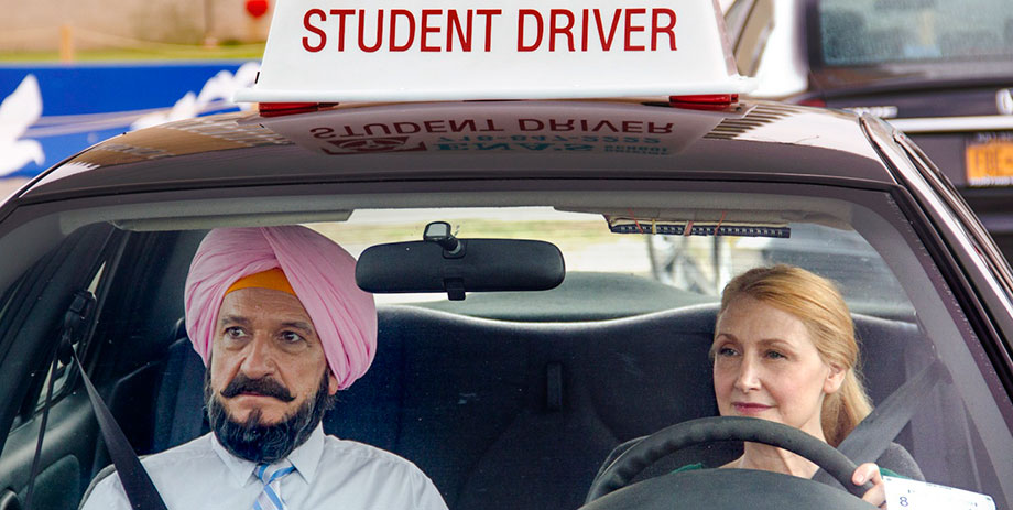 תמונה של בן קינגסלי עם פטרישה קלארקסון מתוך &quot;ללמוד לנהוג&quot;