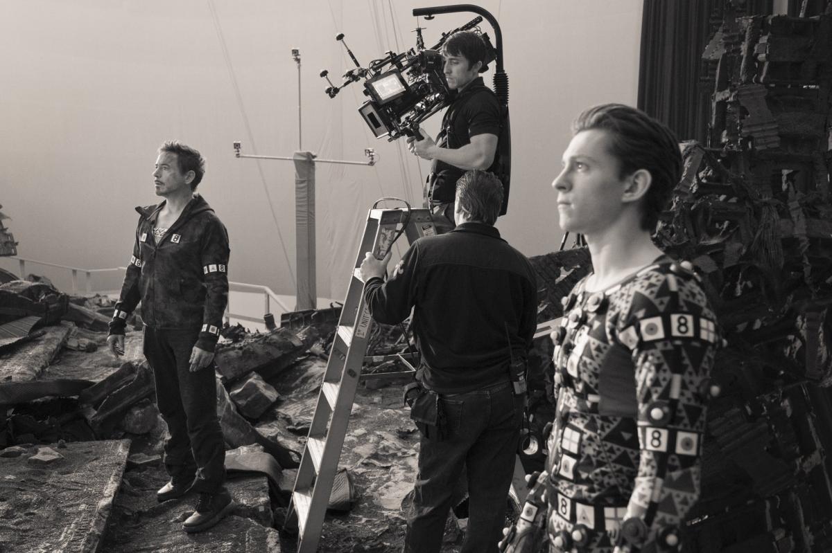 תמונה של רוברט דאוני ג'וניור עם טום הולנד מתוך &quot;הנוקמים 3: מלחמת האינסוף&quot;