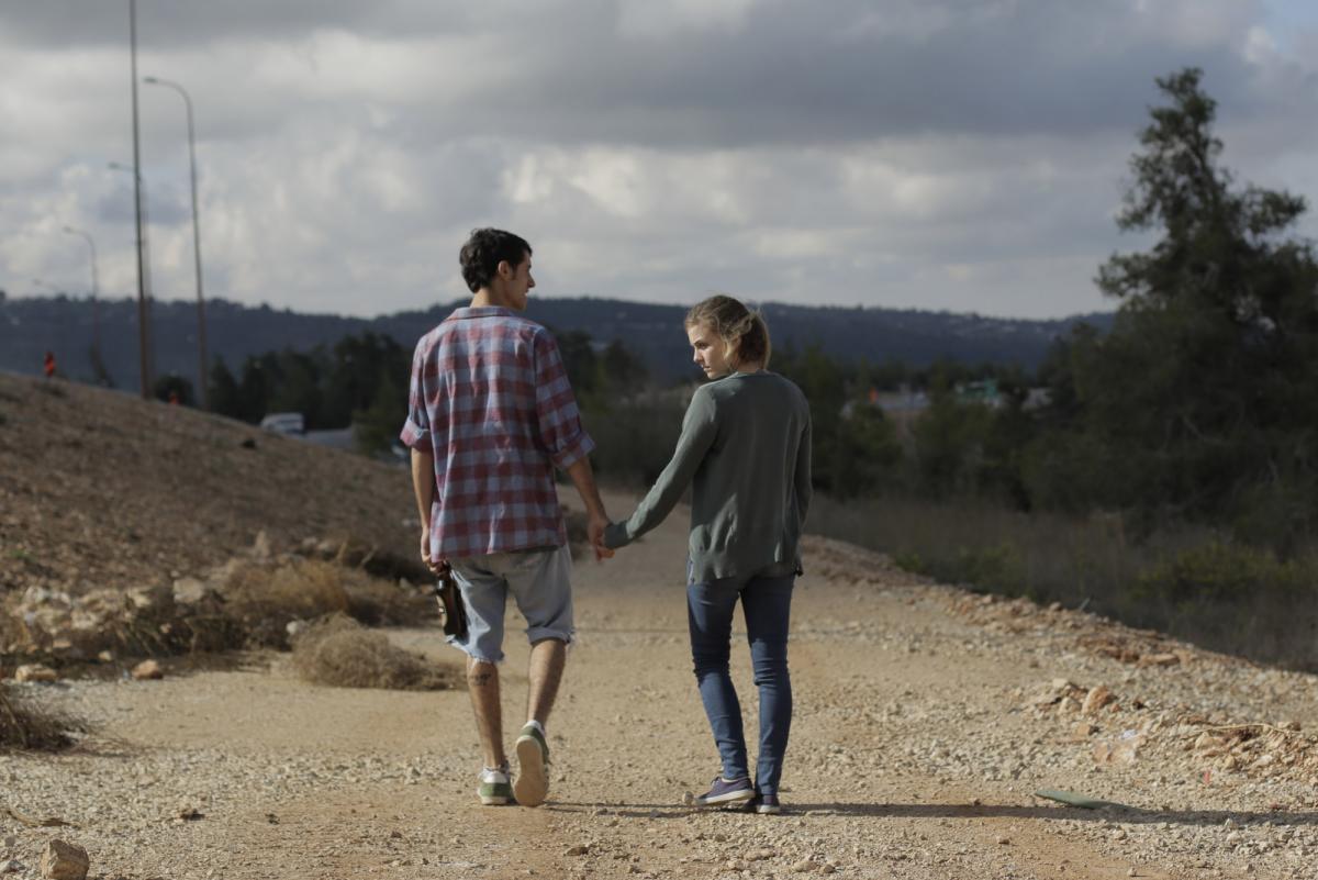 תמונה של גאיה פון שוורצה עם דקל עדין מתוך &quot;בלקאאוט&quot;