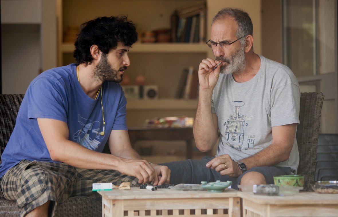 תמונה של שי אביבי עם תומר קאפון מתוך &quot;שבוע ויום&quot;