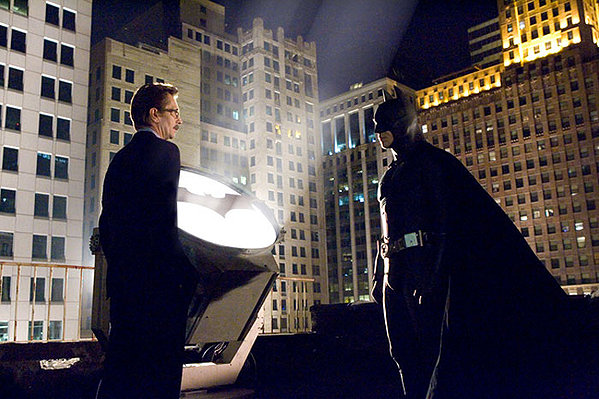 תמונה של כריסטיאן בייל עם גארי אולדמן מתוך &quot;באטמן מתחיל&quot;
