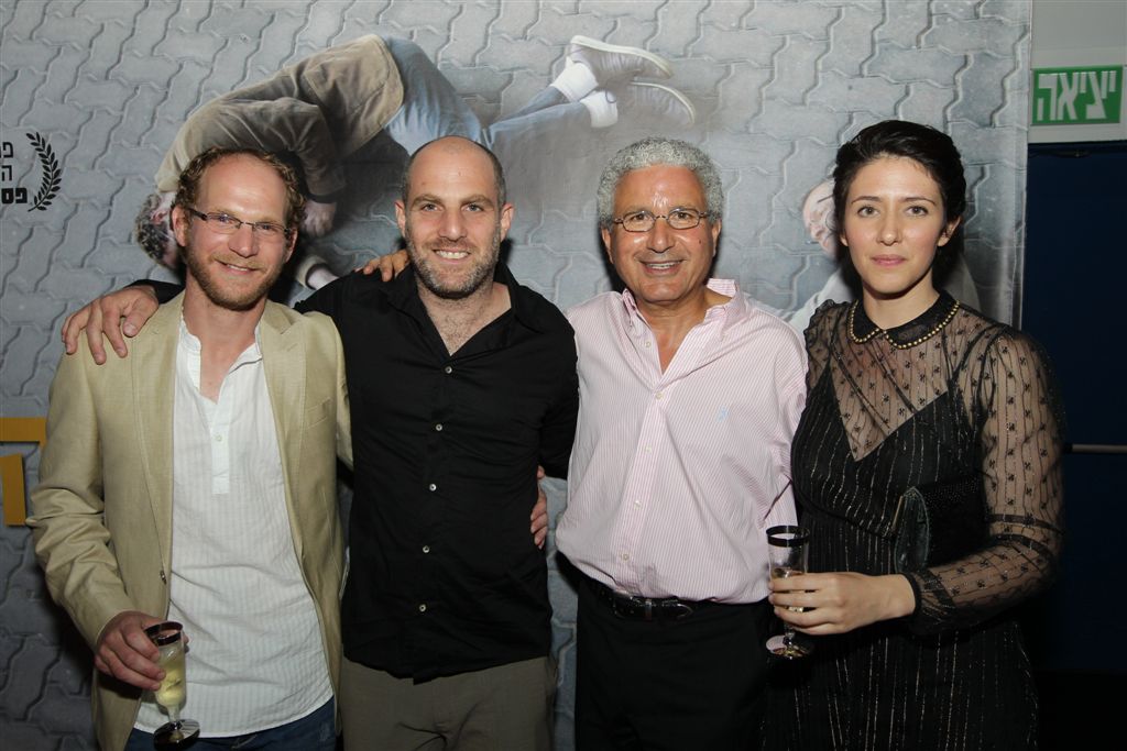 תמונה של ערן קולירין עם משה אדרי, רותם קינן, שרון טל מתוך &quot;ההתחלפות&quot;