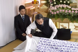תמונה של מסהירו מוטוקי עם טסוטומו יאמאזאקי מתוך &quot;פרידות&quot;
