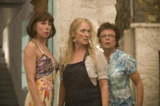 תמונה של קריסטין ברנסקי עם מריל סטריפ, ג'ולי וולטרס מתוך &quot;מאמא מיה! - הסרט&quot;