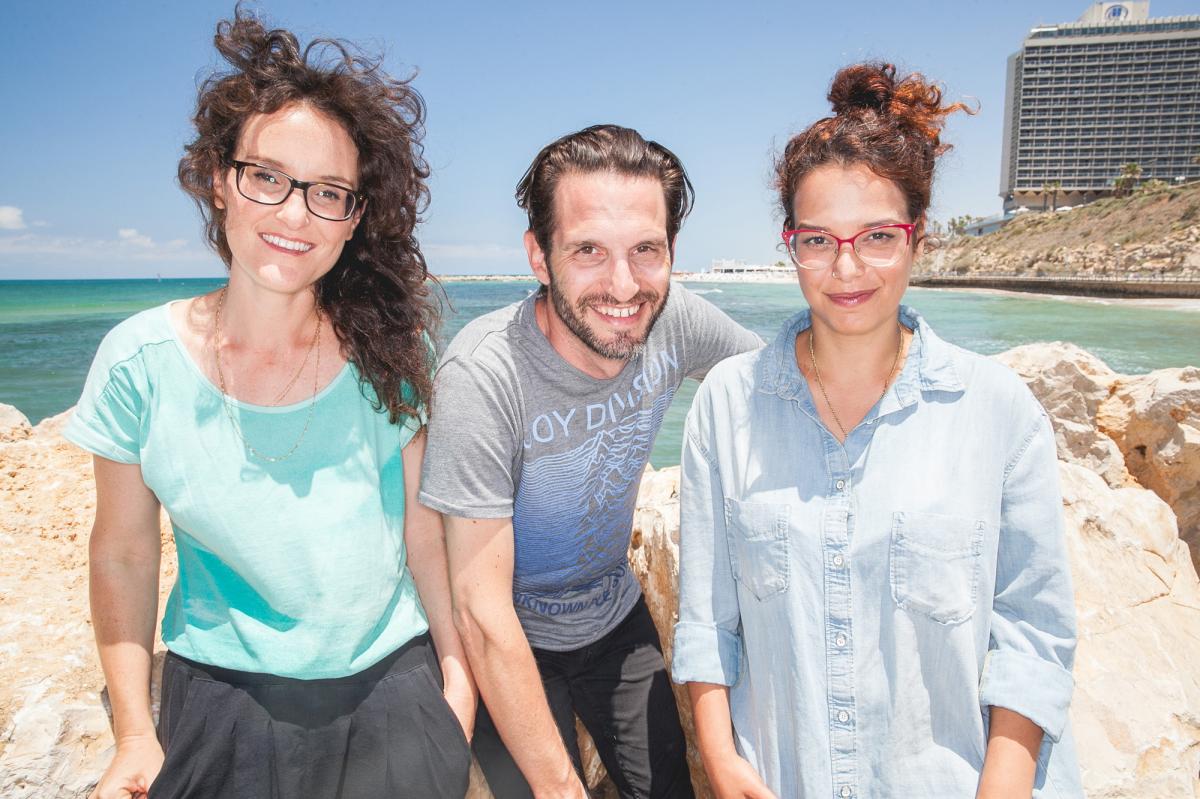 תמונה של אלעד רובין עם גלית חוגי, גורי אלפי, נעה ארנברג מתוך &quot;האחיות המוצלחות שלי&quot;