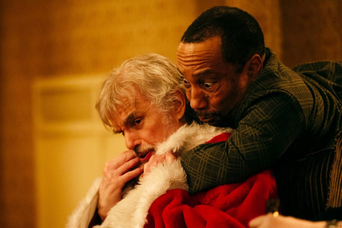 תמונה של בילי בוב ת'ורנטון עם טוני קוקס מתוך &quot;סנטה בשקל 2&quot;