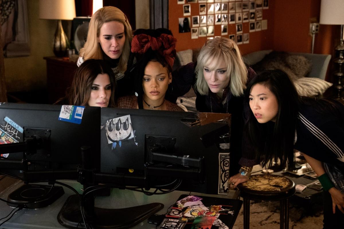 תמונה של אקוופינה עם קייט בלאנשט, ריהאנה, שרה פולסון, סנדרה בולוק מתוך &quot;אושן 8&quot;