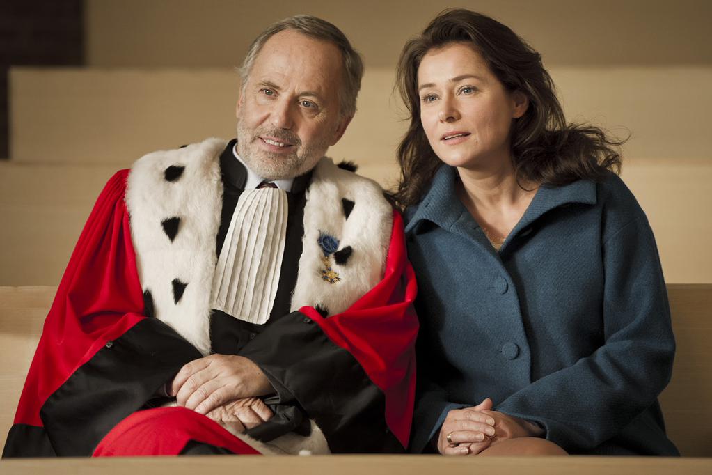 תמונה של פבריס לוקיני עם סידסה באבט קנודסן מתוך &quot;גלימת השופט&quot;