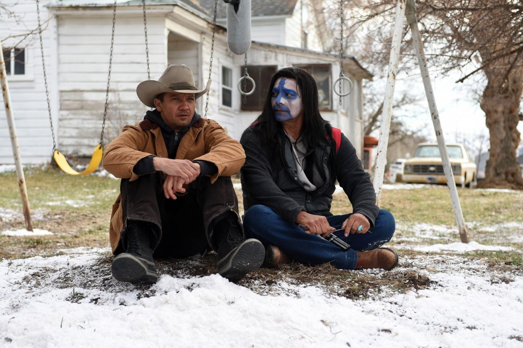 תמונה של גיל בירמינגהם עם ג'רמי רנר מתוך &quot;רוחות קרות&quot;