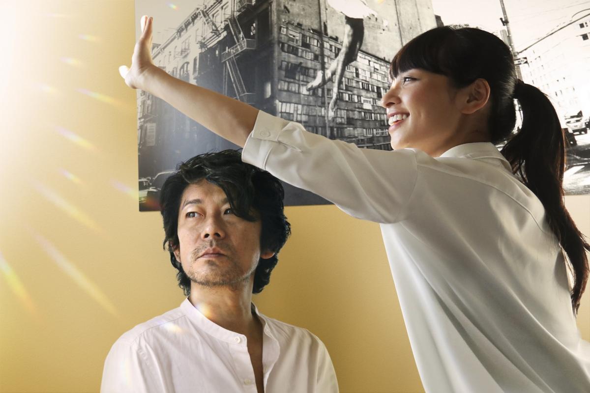 תמונה של מסטושי נגאסה עם איאמה מיסאקי מתוך &quot;אל האור&quot;