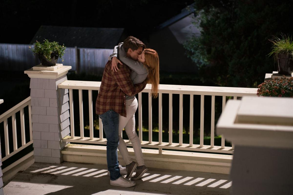 תמונה של בלה ת'ורן עם פטריק שוורצנגר מתוך &quot;נשיקה בחצות&quot;