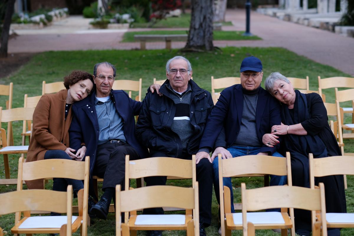 תמונה של לאורה ריבלין עם תיקי דיין, שלמה בראבא, דובל'ה גליקמן, ששון גבאי מתוך &quot;שטוקהולם&quot;
