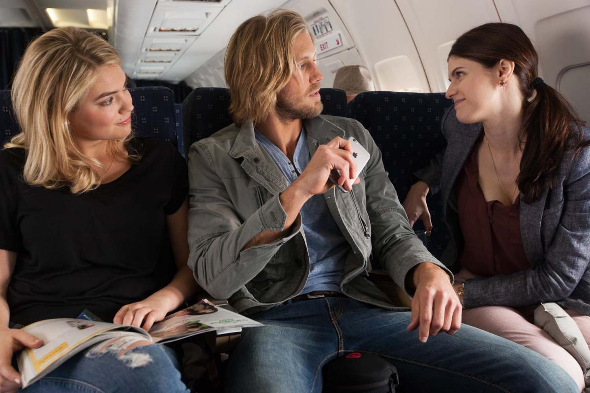 תמונה של קייט אפטון עם אלכסנדרה דדריו, מאט באר מתוך &quot;טיסה לשלושה&quot;