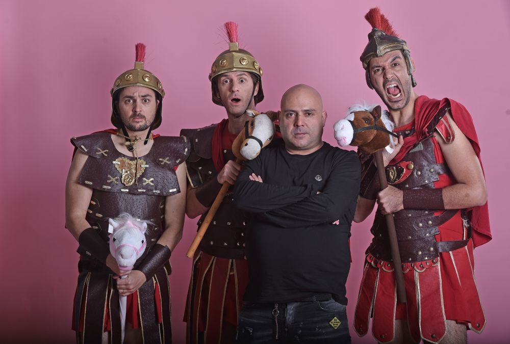 תמונה של גיורא זינגר עם יוסי גבני, אסף אטדגי, עומר בורשטיין מתוך &quot;קיסריה אקספרס&quot;