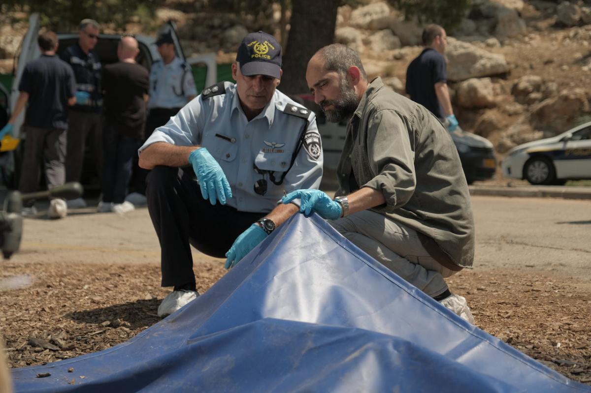 תמונה של רן מנדלסון עם שלומי אלקבץ, יורם טולדנו מתוך &quot;הנערים&quot;