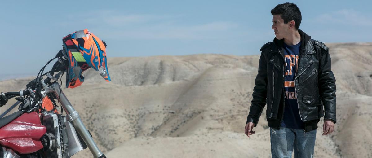 תמונה של דויד סקורי בבר עם תובל שפיר מתוך &quot;פול גז&quot;
