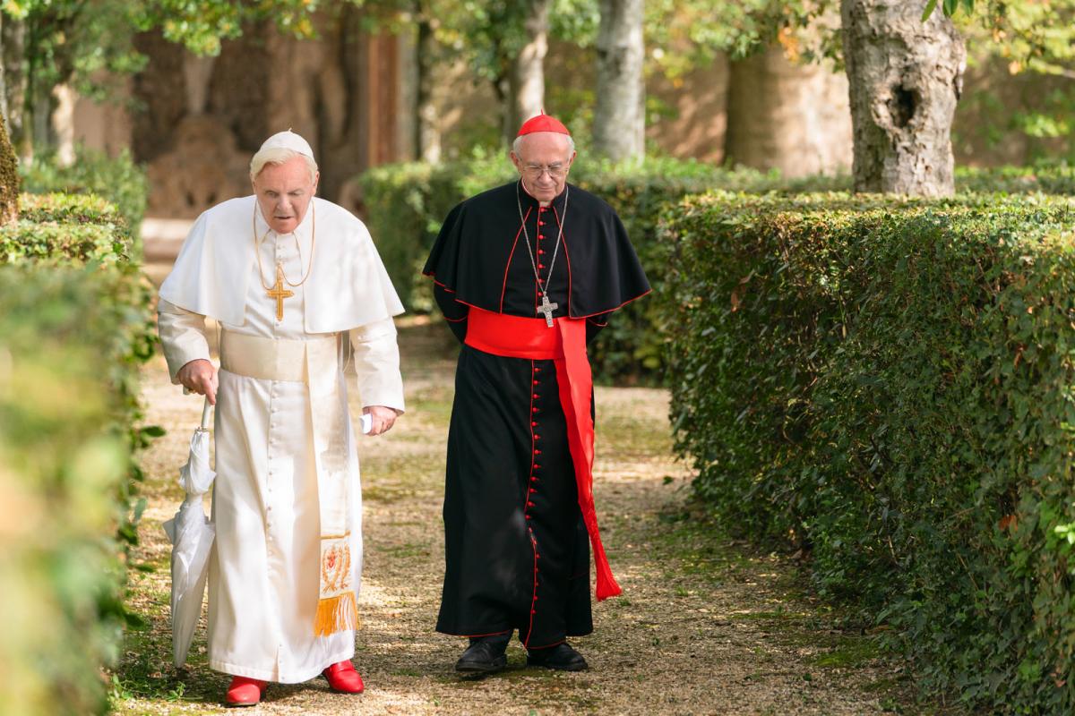 תמונה של אנתוני הופקינס עם ג'ונתן פרייס מתוך &quot;האפיפיורים&quot;