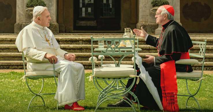 תמונה של ג'ונתן פרייס עם אנתוני הופקינס מתוך &quot;האפיפיורים&quot;