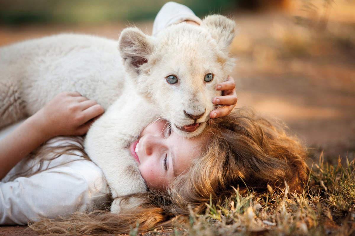 תמונה של דניה דה וילייר מתוך &quot;מיה והאריה הלבן&quot;