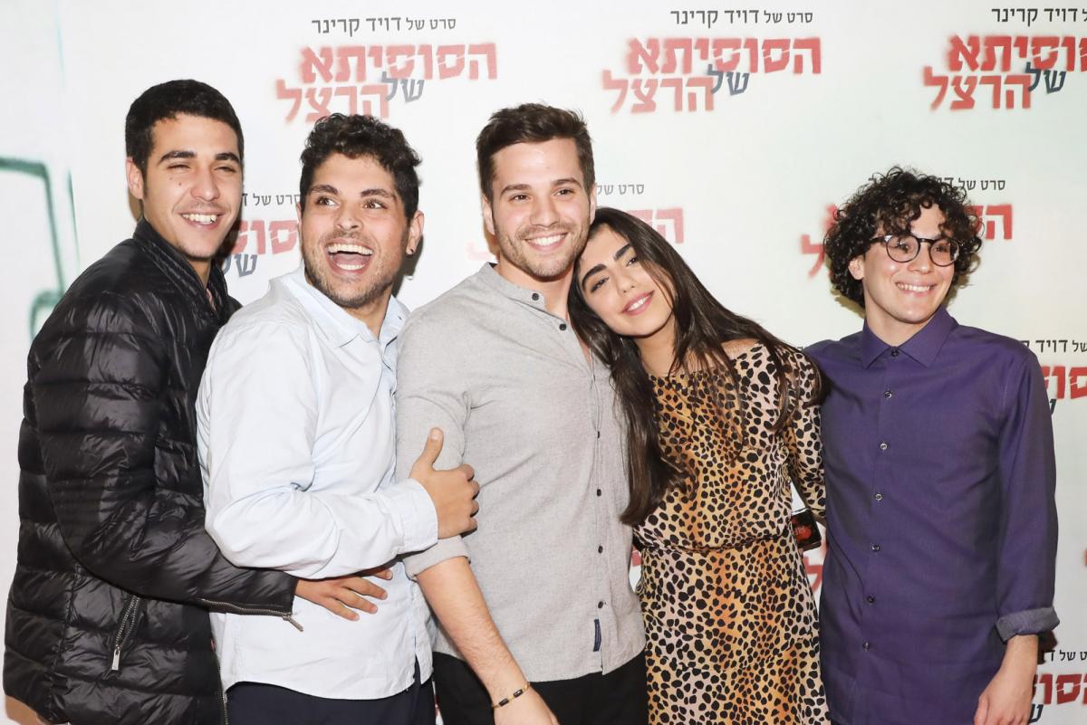 תמונה של איתי סונטג עם שחר טבוך, נועה אסטנג'לוב, מתן לקס מתוך &quot;הסוסיתא של הרצל&quot;