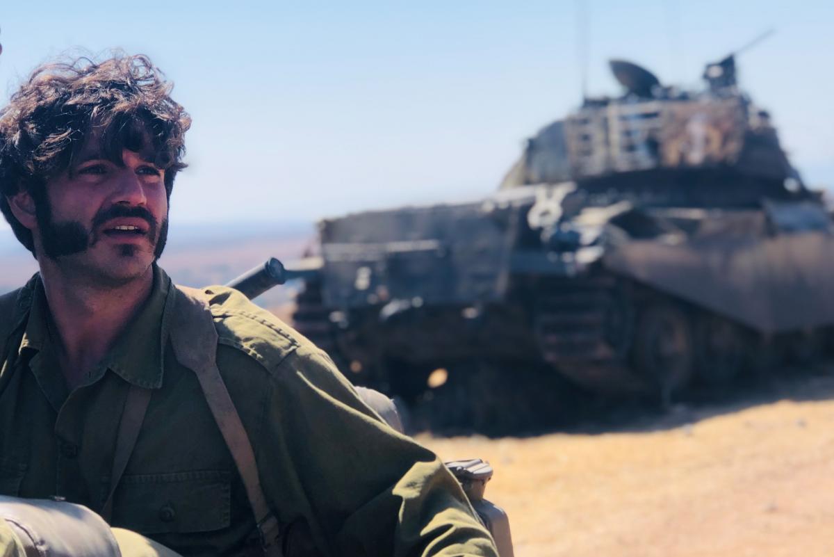 תמונה של אוהד אוסטרוביץ' עם מאור שוויצר מתוך &quot;שעת נעילה&quot;