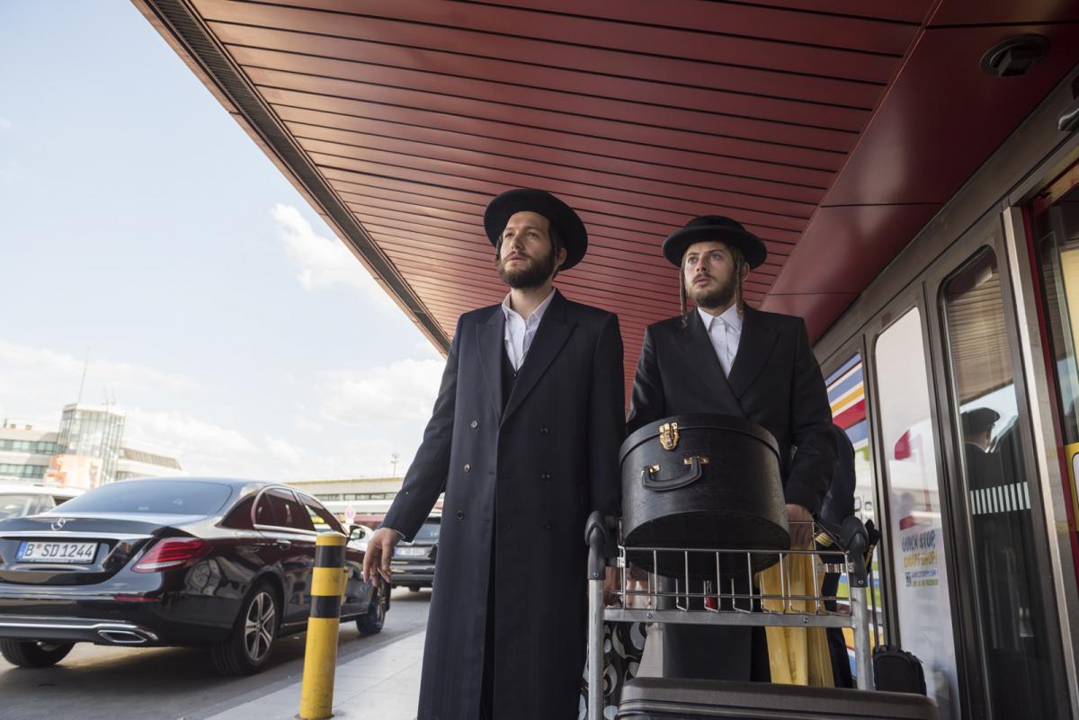 תמונה של עמית רהב עם ג'ף וילבוש מתוך &quot;המורדת&quot;