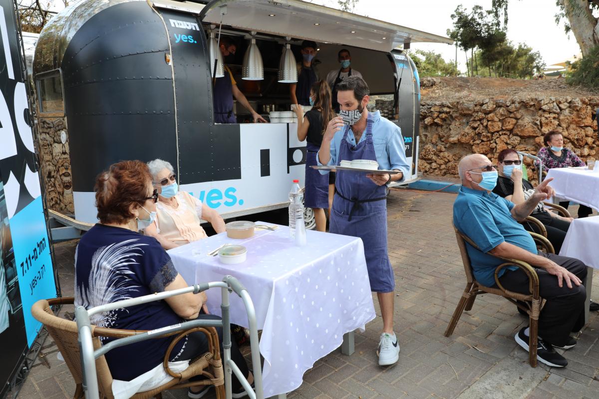 תמונה של גורי אלפי עם יעל אלקנה מתוך &quot;הטבח&quot;