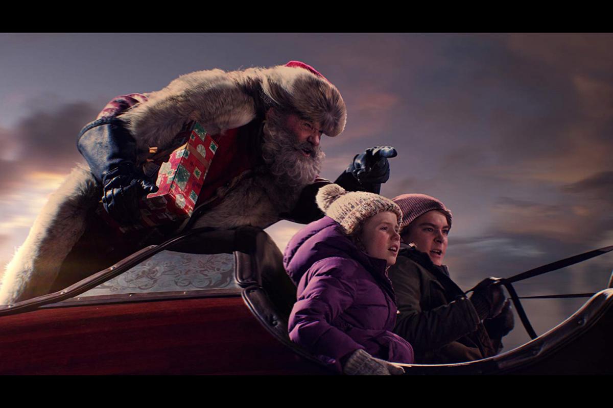 תמונה של דרבי קאמפ עם ג'ודה לואיס, קורט ראסל מתוך &quot;להציל את חג המולד&quot;