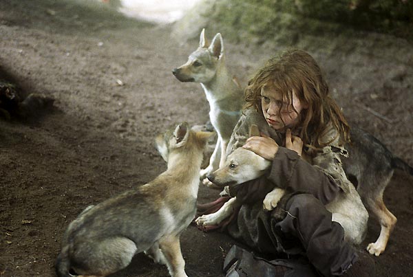 תמונה של מתילד גופאר מתוך &quot;לשרוד עם זאבים&quot;