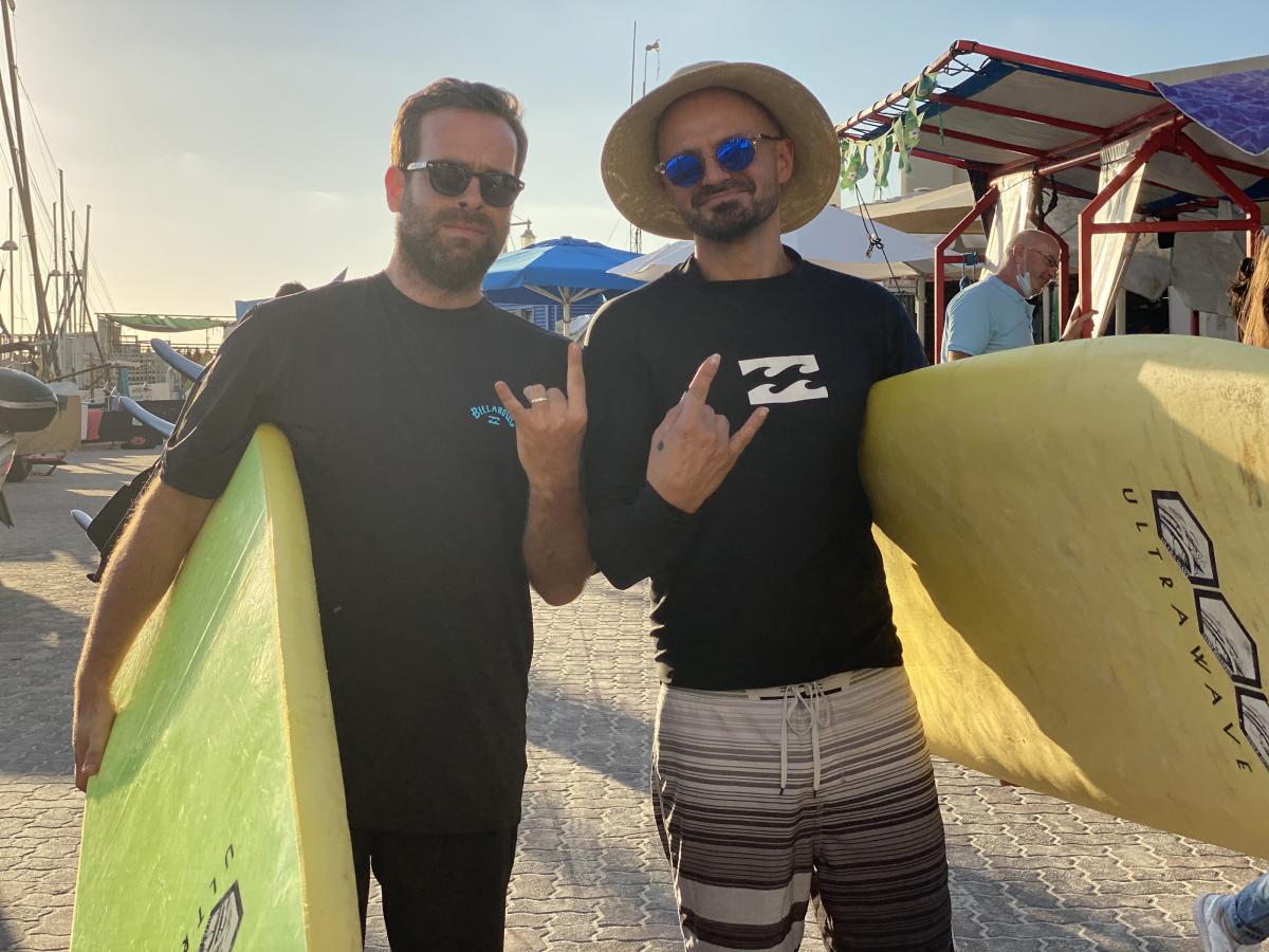 תמונה של אודי כגן עם אברהם טל מתוך &quot;קארפול קריוקי&quot;