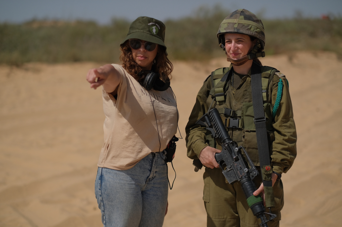 תמונה של עטרה פריש עם אלונה סער מתוך &quot;המפקדת&quot;