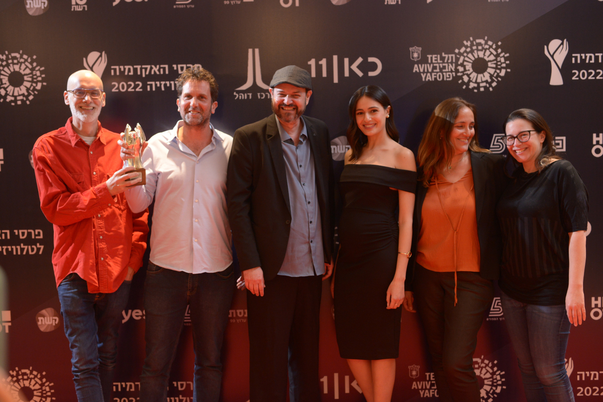 תמונה של איתי הרמן עם לוסי איוב מתוך &quot;המרדף&quot;