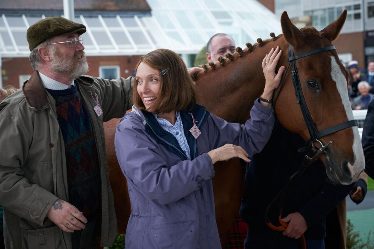 תמונה של טוני קולט עם אוון טיל מתוך &quot;סוס מנצח&quot;