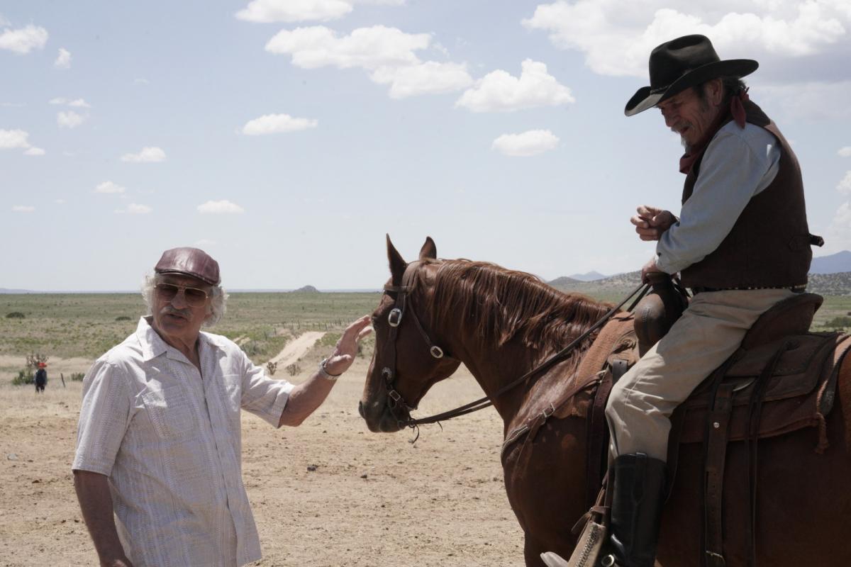 תמונה של רוברט דה נירו עם טומי לי ג'ונס מתוך &quot;המערב הקרוע&quot;