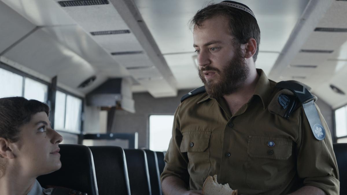 תמונה של איציק פורטל עם דניאל מורשת מתוך &quot;שישו ושמחו&quot;