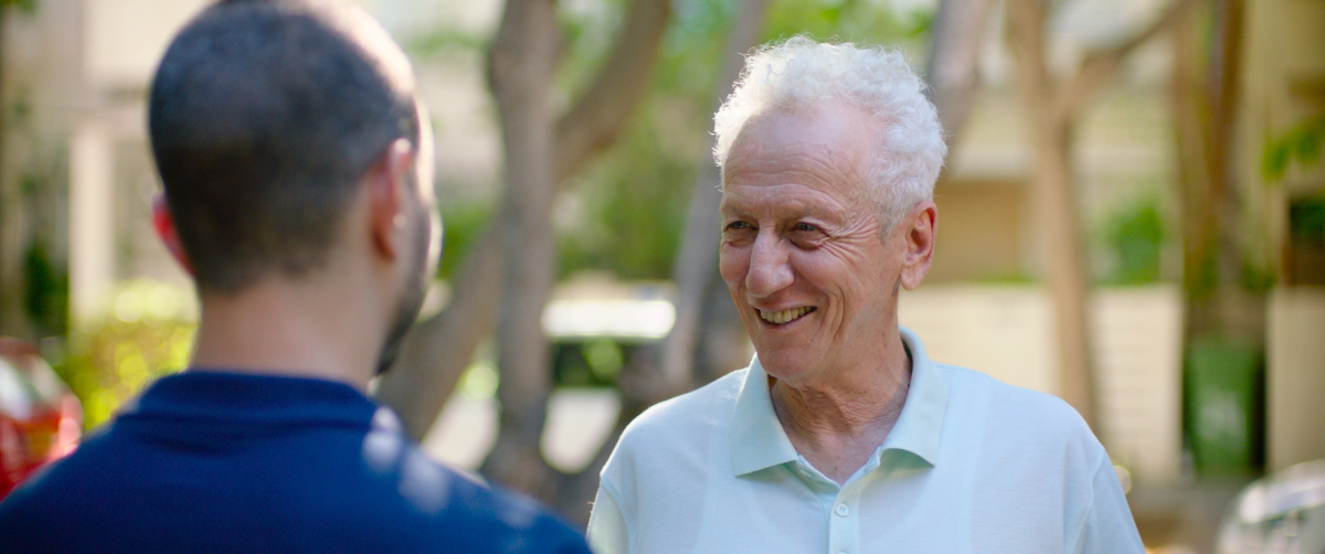 תמונה של עומרי אלוני עם מוני מושונוב מתוך &quot;אמריקה&quot;