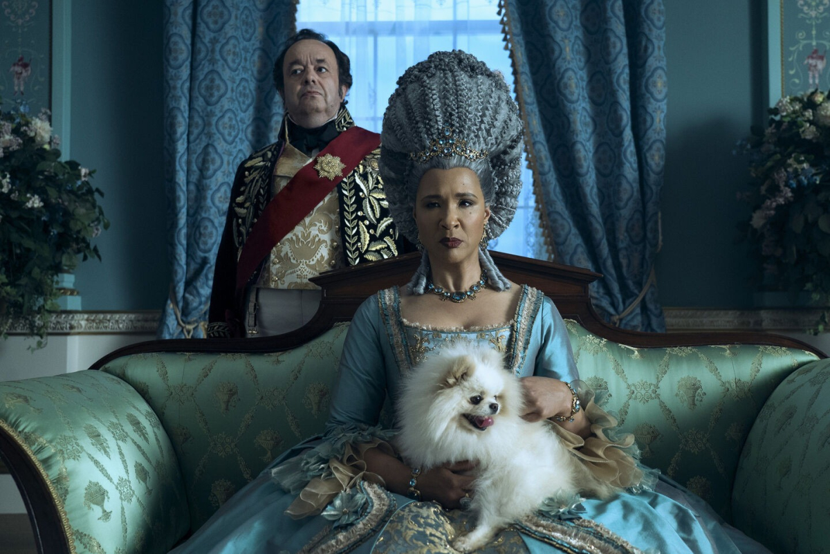 תמונה של יו סאקס עם גולדה רושובל מתוך &quot;ברידג'רטון: סיפורה של המלכה שרלוט&quot;
